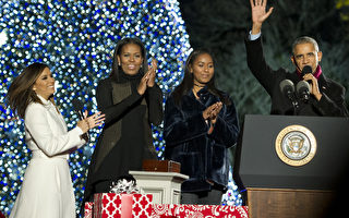 欧巴马最后一次点亮白宫圣诞树 再展歌喉