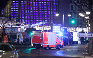 在德国柏林市中心，一辆卡车冲进一个圣诞市场，至少50人受伤，9人死亡。(Sean Gallup/Getty Images)