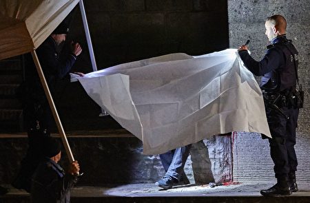 苏黎世警方用白布遮住自杀身亡的枪手。(MICHAEL BUHOLZER/AFP/Getty Images)