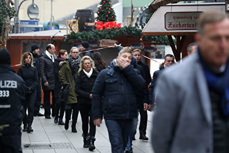 在遭受卡车恐袭的柏林圣诞市场后，柏林市民纷纷前来悼念死难者。（Sean Gallup/Getty Images）