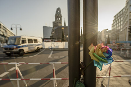 一朵七彩花别在两个杆子之间,这里离事发圣诞市场不远。(CLEMENS BILAN/AFP)
