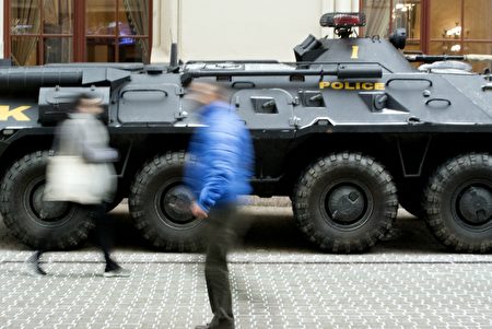 柏林圣诞市场恐袭后,欧洲其它国家也提高警惕。图为匈牙利首都布达佩斯特市中心圣诞广场旁的装甲车,这辆警车来自匈牙利的“反恐中心”。(ATTILA KISBENEDEK/AFP/Getty Images)