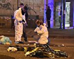 意大利内政部长23日证实，柏林卡车恐袭案突尼斯主嫌阿姆里（Anis Amri）在米兰与警方交火时被击毙。图为意大利警察和法医专家站在阿姆里尸体旁。(DANIELE BENNATI/AFP/Getty Images)