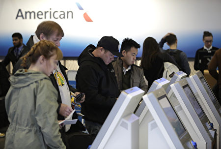12月23日芝加哥奧黑而國際機場內,準備搭機出遊的旅行者。 (Joshua Lott/Getty Images)
