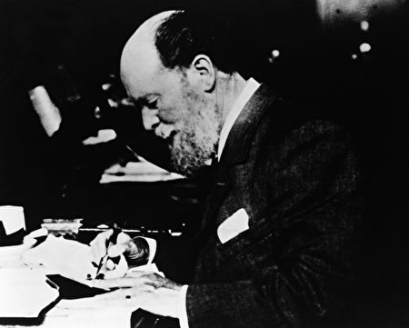 Peter Carl Faberge 1900年在工作桌旁, Tatiana Fabergé提供