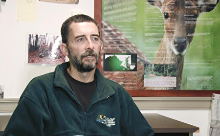 馬里蘭州自然資源局野生鹿管理項目主管布賴恩·埃勒（Brian Eyler）先生從事野生鹿研究與管控工作已有十三年。（岳柯／大紀元）