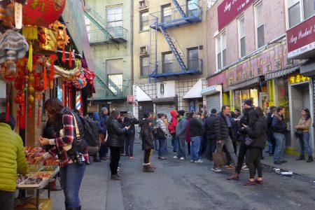 華埠最老的點心店南華餐廳前,人氣爆滿,從中午到晚上,都有數十人擠滿了門外的人行道,等候叫號入場。