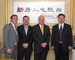 有意競選紐約市市長的第11選區州參議員艾維樂(Tony Avella,右二)14日訪問大紀元、新唐人媒體集團總部。 (鐘鳴/大紀元)