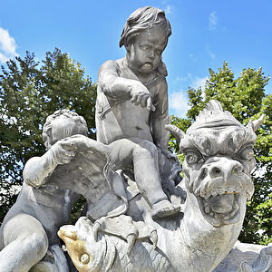南锡斯坦尼斯拉斯广场上喷泉里的龙（公共领域）