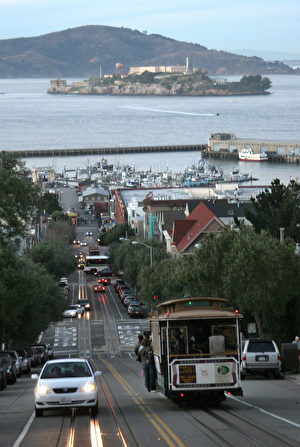 搭乘纜車是來舊金山旅遊一定要體驗的特色之一。(GABRIEL BOUYS/AFP)