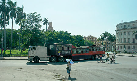 古巴的駱駝巴士。(Athanasios Gioumpasis/Getty Images)