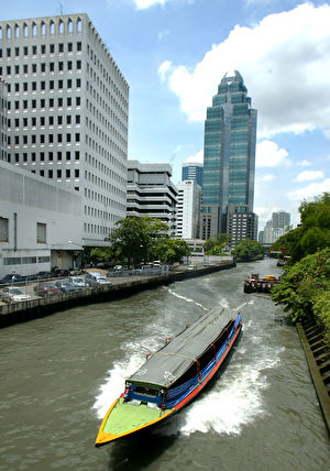 曼谷的『空盛桑运河』，是当地重要景点，贯穿曼谷市中心。很多上班族和内行人以及在地人都很爱搭此船，因为速度很快不塞车，而且又便宜。( STEPHEN SHAVER / AFP)
