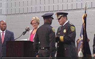 新任休斯顿警局长首次主持警校毕业典礼