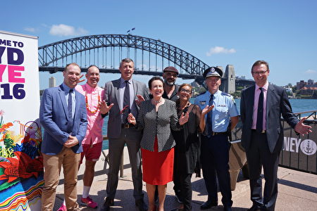 悉尼市長摩爾(Clover Moore)、警署副警監福勒(Mick Fuller)及相關活動設計人員共同宣佈了2016-2017跨年慶典的啟動和人們可以期待的亮點。(燕楠/大紀元)