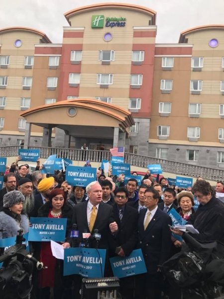 纽约州参议员艾维乐(Tony Avella)昨天(12月18日)正式宣布参选纽约市市长。 (陈晓天/大纪元)