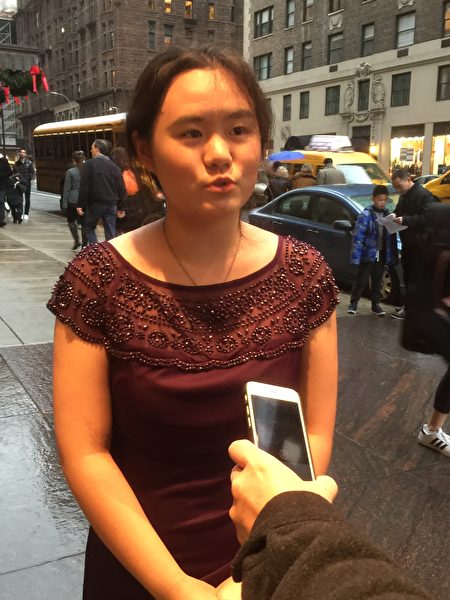 安徽独立作家张林女儿张安妮12月16日在纽约卡耐基音乐厅前接受采访。 (施萍/大纪元)
