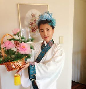 得到加拿大温尼伯难民委员会援助的法轮功学员朱女士。(朱女士提供)