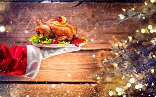 专家提醒，避免鸡肉夹生，处理生鸡时也需留意，以免感染食源性病菌——空肠弯曲菌，造成严重后果。(Subbotina Anna/Shutterstock)