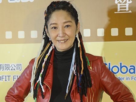 香港藝人雪梨支持呼籲香港康樂及文化事務署邀神韻藝術團來港演出倡議。(宋祥龍/大紀元)