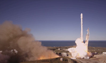 美国太空探索科技公司(SpaceX)14日成功发射并回收“猎鹰9号”火箭。(AFP PHOTO)