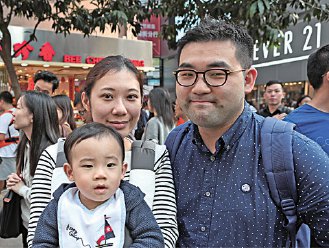黄先生一家在空气污染较严重的铜锣湾候车,表示较担心小朋友身体,会避免长时间逗留。(余钢/大纪元)