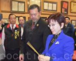 洪秀柱拜訪舊金山洪門致公總堂,給洪門五祖獻香。(梁博/大紀元)