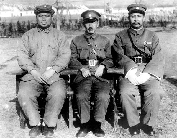中原大战前夕，阎锡山（右）、蒋介石（中）和冯玉祥（左）在中国国民党会议中合影。（维基百科公有领域）