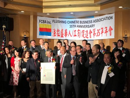 市议员顾雅明、朗斯曼、保罗瓦隆向华商会颁奖。