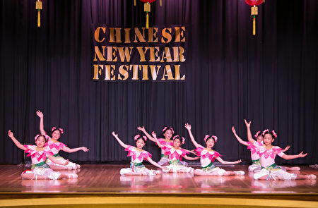 往年中国新年欢庆,舞台上的中国传统节目表演。(李莎/大纪元)