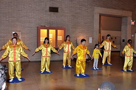 法轮功学员在宾大迎接中国新年庆祝活动上演示法轮功功法。(良克霖/大纪元)