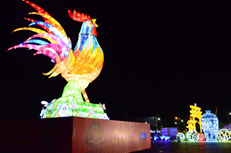 南投燈會、沙雕藝術、恐龍展21日起在南投市祖祠橋旁登場,燈會主燈晚間正式點亮,縣府準備逾1萬個小雞提燈要送給參觀民眾。圖為雞年主燈試燈畫面。 (南投縣政府提供)
