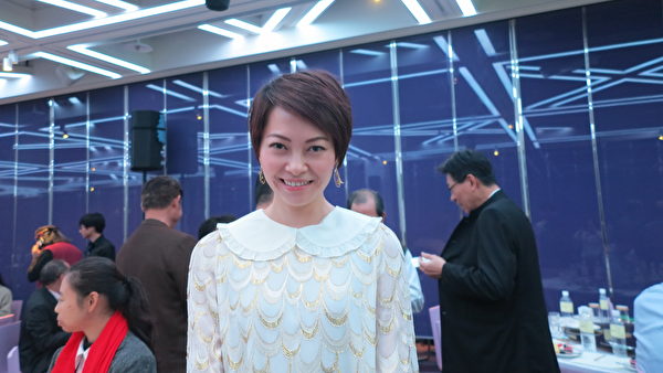 華旺文創時尚總監李世華表示,因為她知道了法輪功的故事,所以也知道神韻藝術團要表達的是甚麼,她看完神韻後更了解人生的真諦。(鄧玫玲/大紀元)