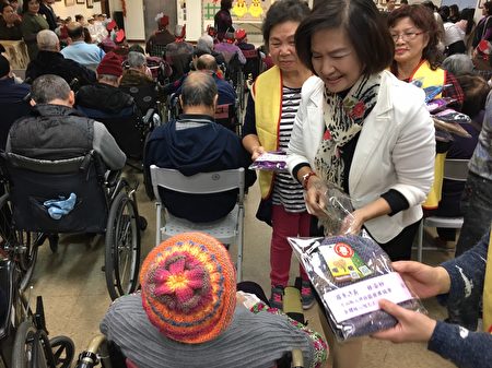 羅東鎮長林姿妙將愛心毛線帽贈給長者。(羅東鎮公所提供)