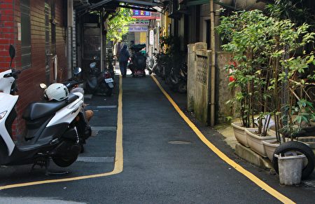 宜兰市改善从中央商场内的小巷至力新路16巷弄间的路面。(宜兰市公所提供)
