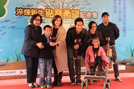 蓝正龙夫妇与罕病儿童一起彩绘玻璃。(曾汉东/大纪元)