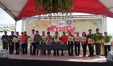 美濃好豆季大豆田,由專業農民栽種管理,期間還有植物醫生、特派員定時巡田,觀察大豆的生長情況。(方金媛/大紀元)
