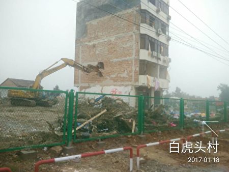 村庄变得垃圾成堆,满目疮痍。(受访者提供)