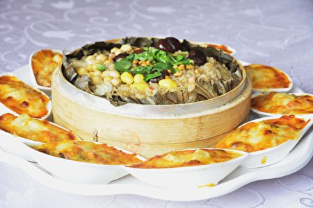 素食马铃薯焗烤,融合了欧式的焗烤,让马铃薯泥加乳酪丝与洋菇、凤梨丁入烤箱,烤到乳酪丝融化即可。(赖瑞/大纪元)