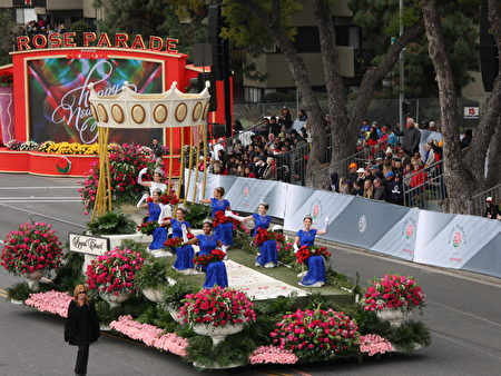第128届帕萨迪纳(Pasadena)玫瑰花车皇后与公主们。(徐绣惠/大纪元)