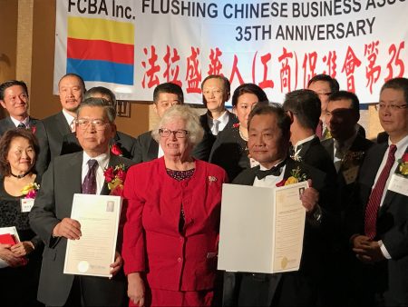 纽约州参议员史塔文斯基向华商会颁发褒奖。