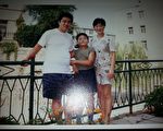 1998年孫錄操當大副時和妻子、兒子的合影。 (孫錄操提供)