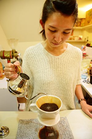“啡良品”店长廖于静冲出顾客专属咖啡。(康妍慧提供)