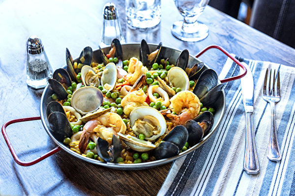 西班牙海鲜炖饭Paella de Marisco。（张学慧／大纪元）