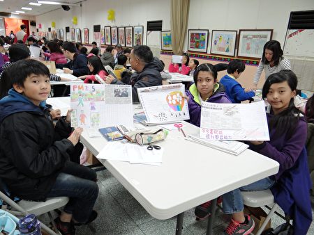 透過自己的剪報作品傳遞自己的想法。(楊容甄/大紀元)