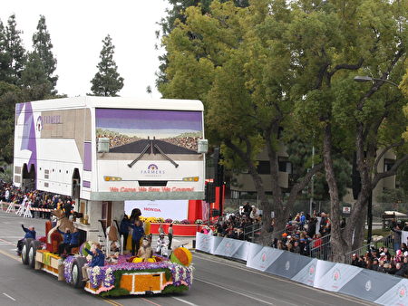 农夫保险主办的“我来、我看、我赔”(We Came, We Saw, We Covered)花车获大礼官奖(Grand Marshals)。(徐绣惠/大纪元)