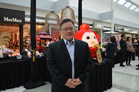 图:加拿大亚裔活动协会执行总监吴权益,在Oakridge鸡年艺术展上,向大纪元读者拜年。(邱晨/大纪元)