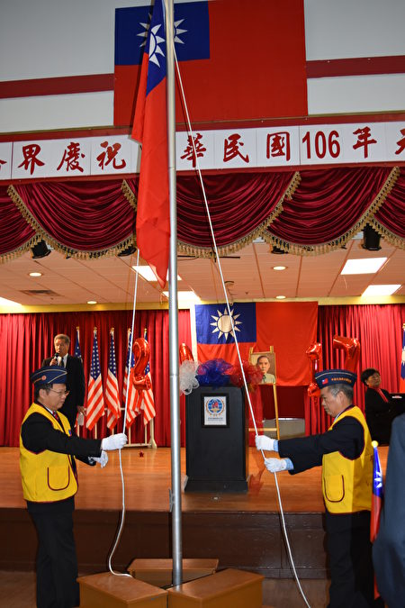 中华民国106年元旦升旗典礼亚特兰大举行。图为室内升旗典礼。(毕倩/大纪元)