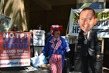 澳大利亚反对TPP的群众。(PETER PARKS/AFP/Getty Images)