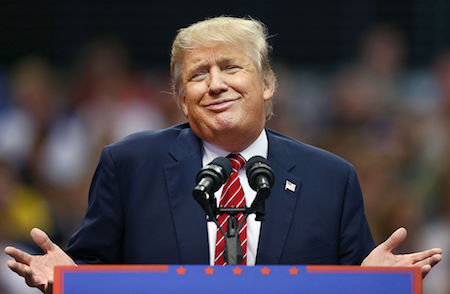 川普是个天生的表情包。图为2015年9月14日，川普在德州达拉斯竞选集会上作出夸张怪趣的表情。(Tom Pennington/Getty Images)