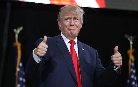 川普在佛州一个竞选集会上作出怪趣的表情。(Joe Raedle/Getty Images)
